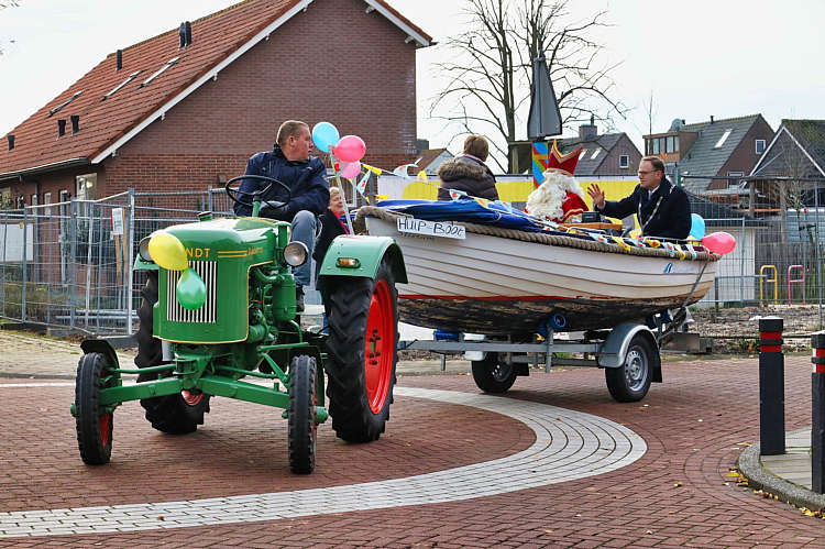 Aankomst van de Sint en zijn Zwarte Pieten in Waarder_055